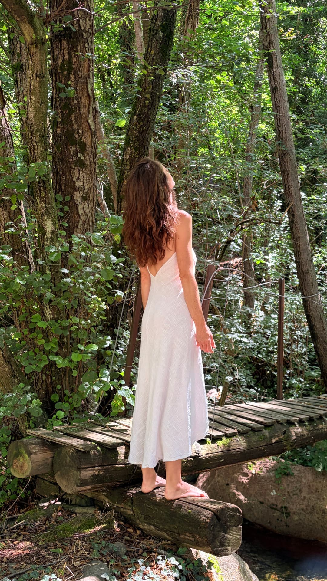 Jesy entre los árboles del bosque