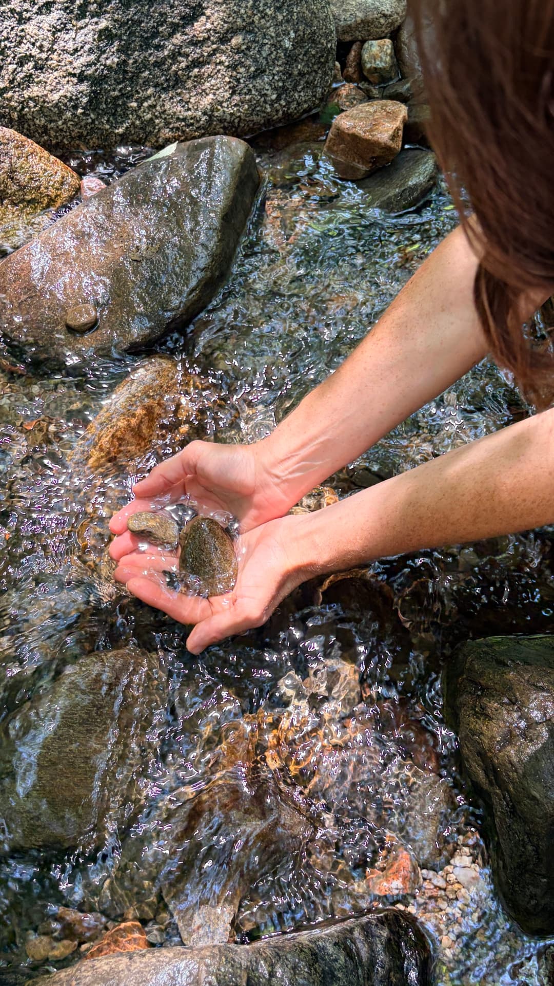 Ondas en el agua de un riachuelo